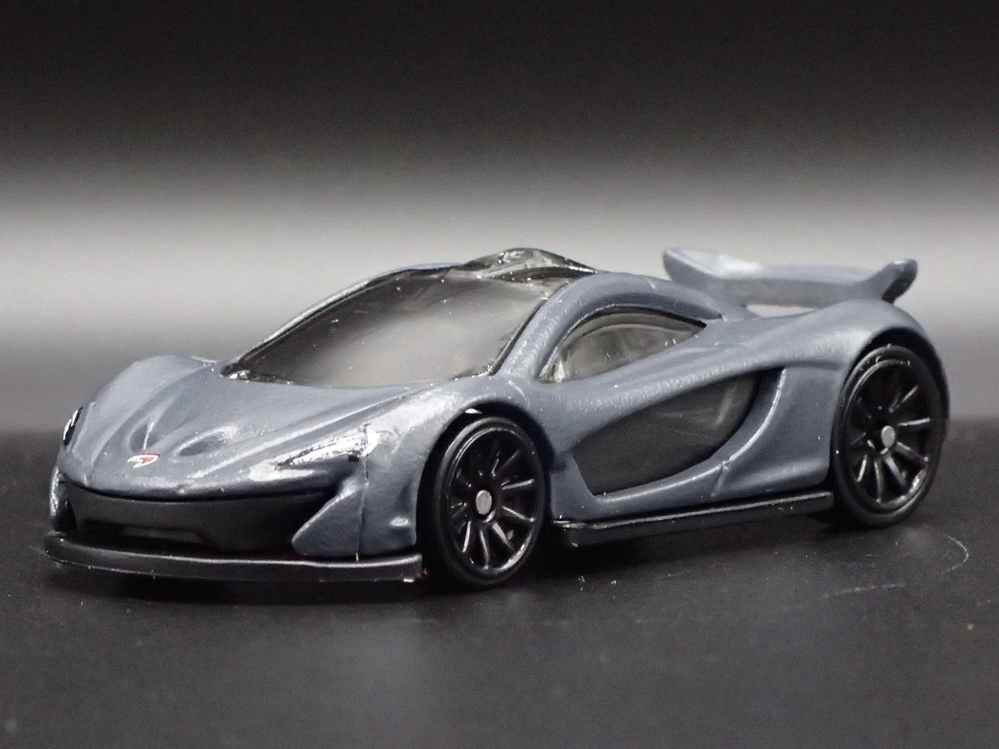2013-2015 MCLAREN P1 SUPER CAR GRAY RARE 1:64 SCALE DIORAMA DIECAST MODEL CAR