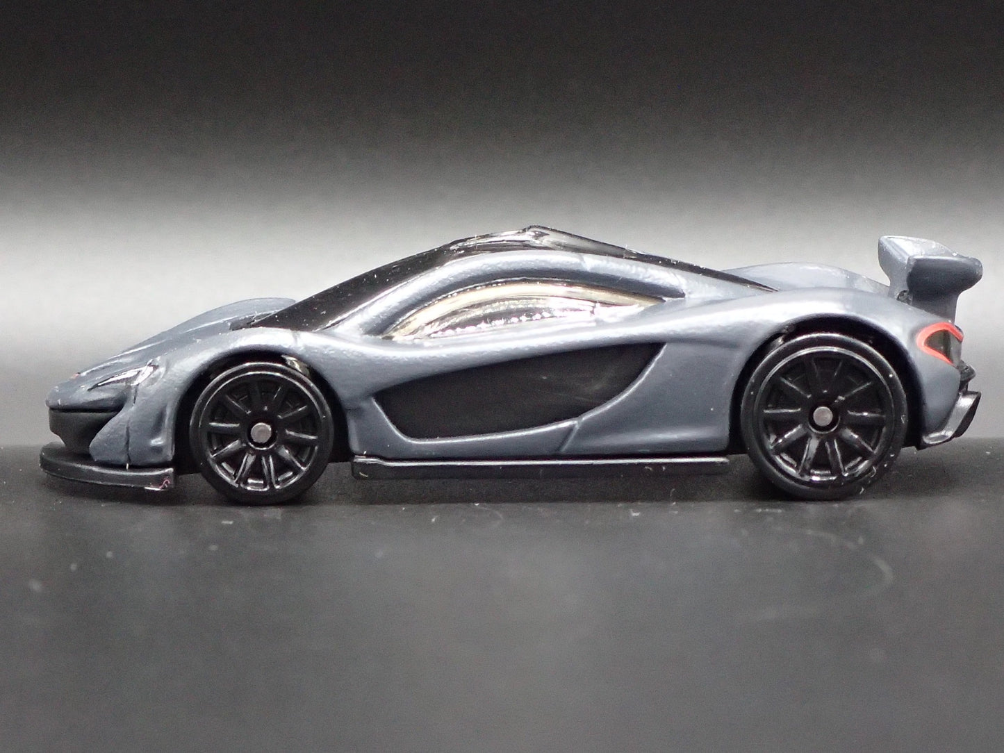 2013-2015 MCLAREN P1 SUPER CAR GRAY RARE 1:64 SCALE DIORAMA DIECAST MODEL CAR