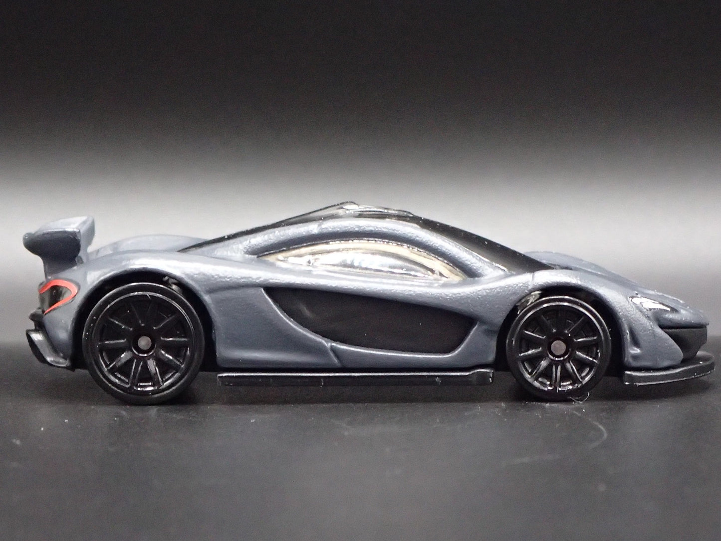 2013-2015 MCLAREN P1 SUPER CAR GRAY RARE 1:64 SCALE DIORAMA DIECAST MODEL CAR