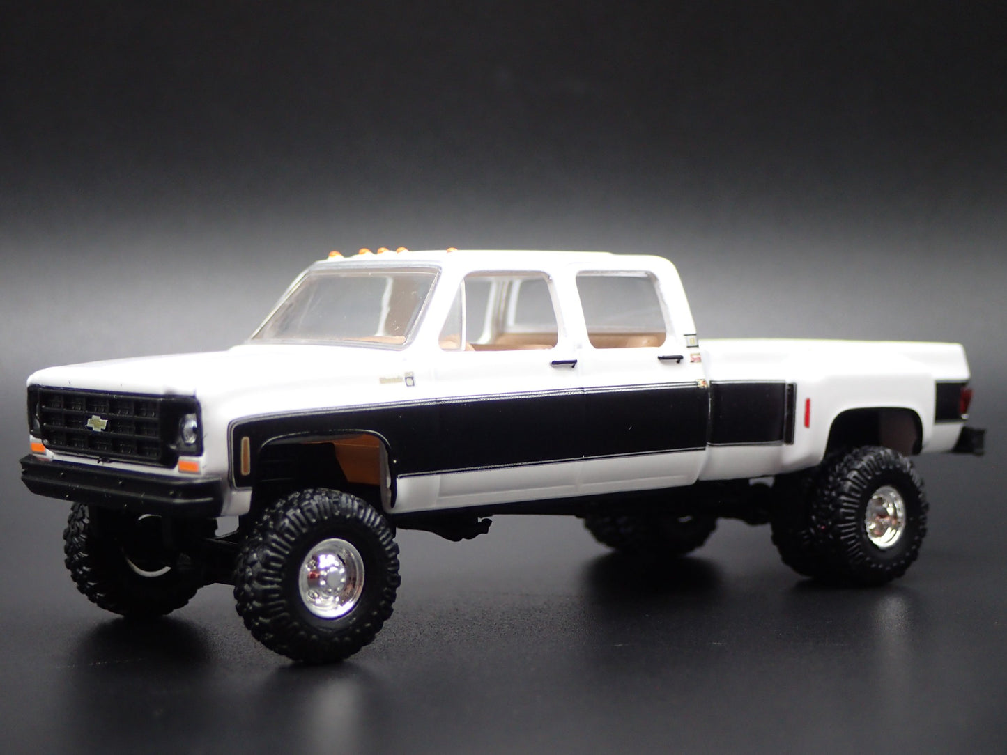1975 75 CHEVY SILVERADO 30 DUALLY SQUAREBODY TRUCK 4X4 1/64 SCALE DIECAST MODEL