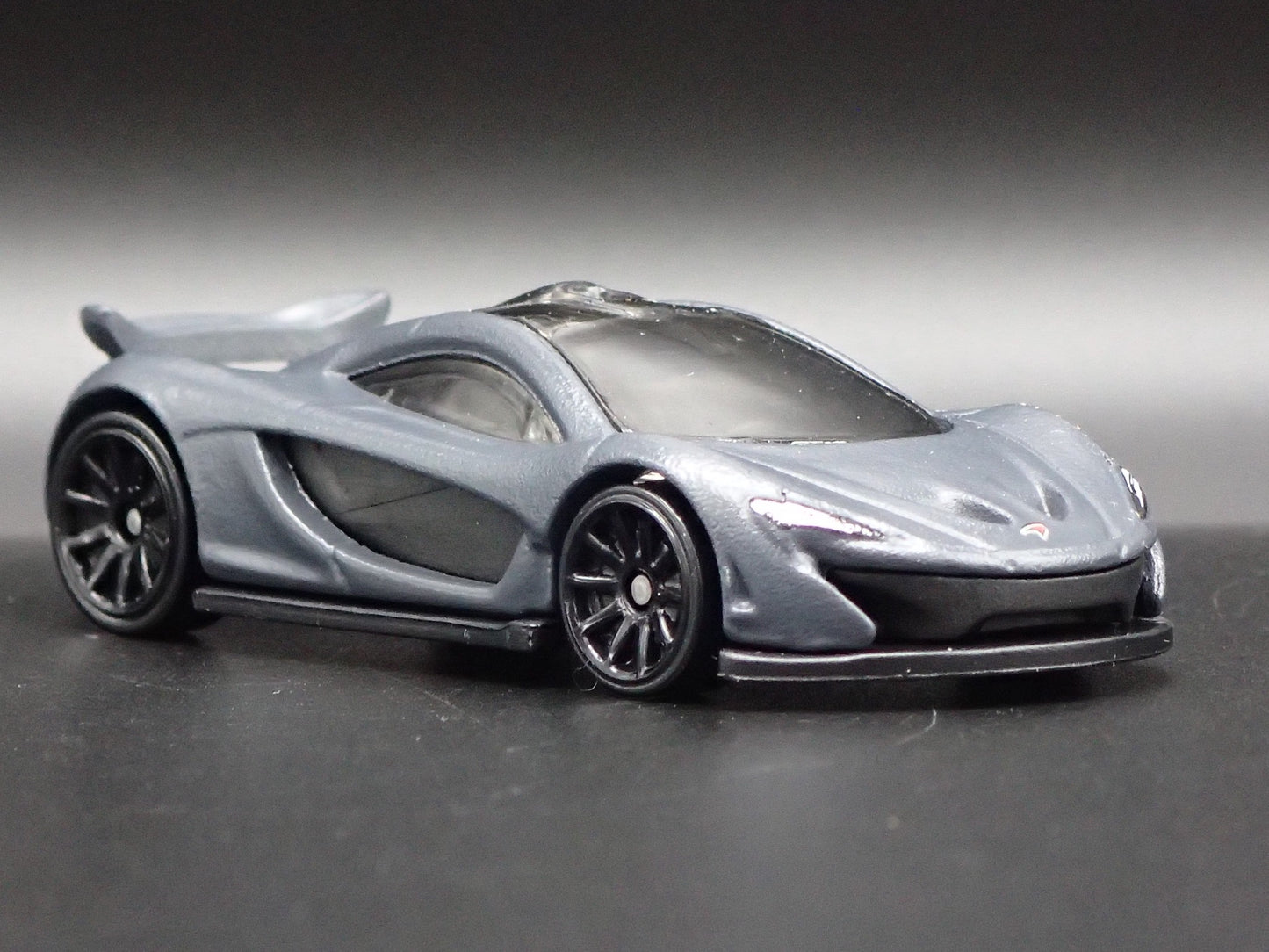 2013-2015 MCLAREN P1 SUPER CAR GRAY RARE 1:64 SCALE DIORAMA DIECAST MODEL CAR