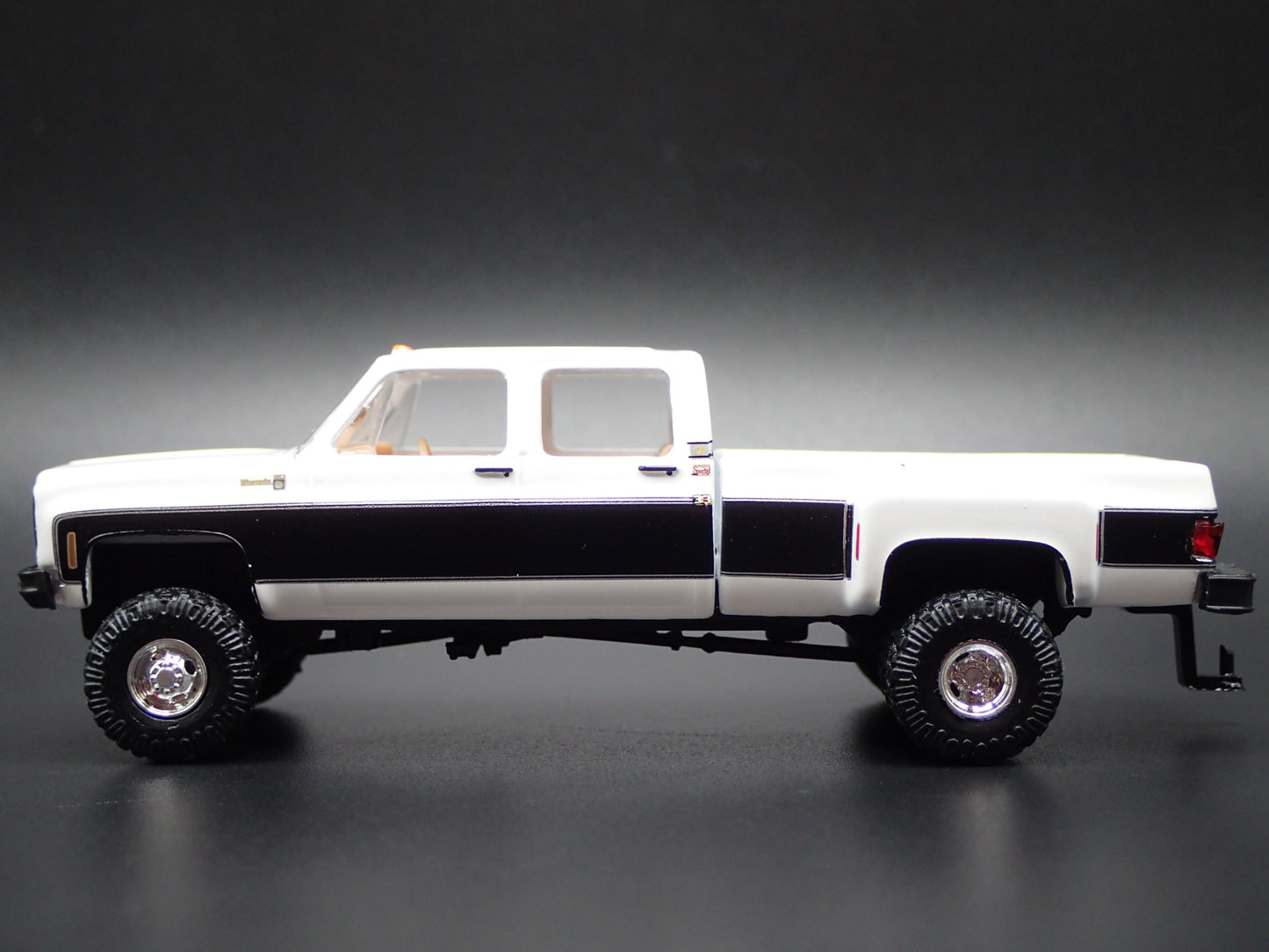 1975 75 CHEVY SILVERADO 30 DUALLY SQUAREBODY TRUCK 4X4 1/64 SCALE DIECAST MODEL