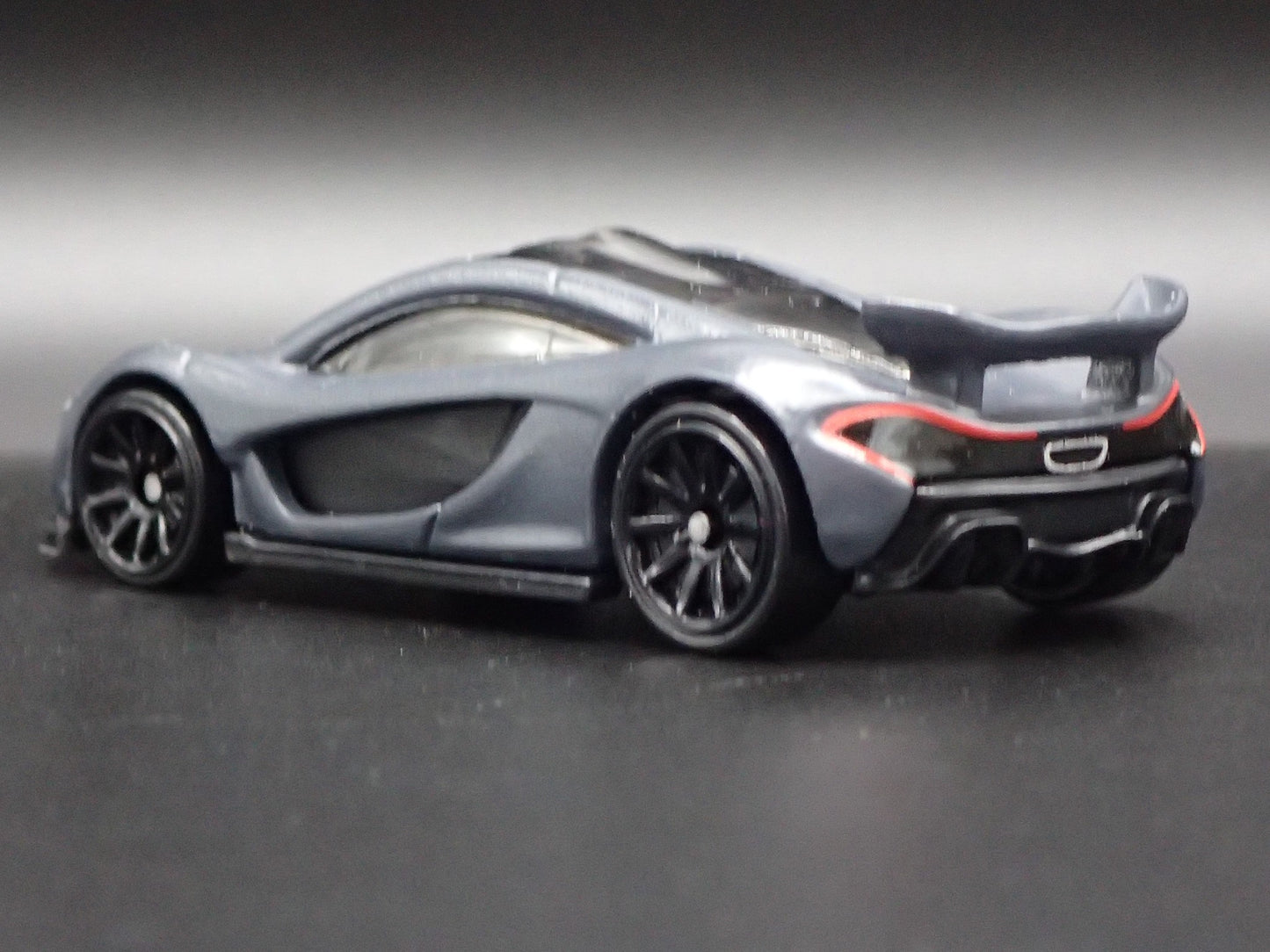 2013-2015 MCLAREN P1 SUPER CAR GRAY RARE 1:64 SCALE DIORAMA DIECAST MODEL CAR