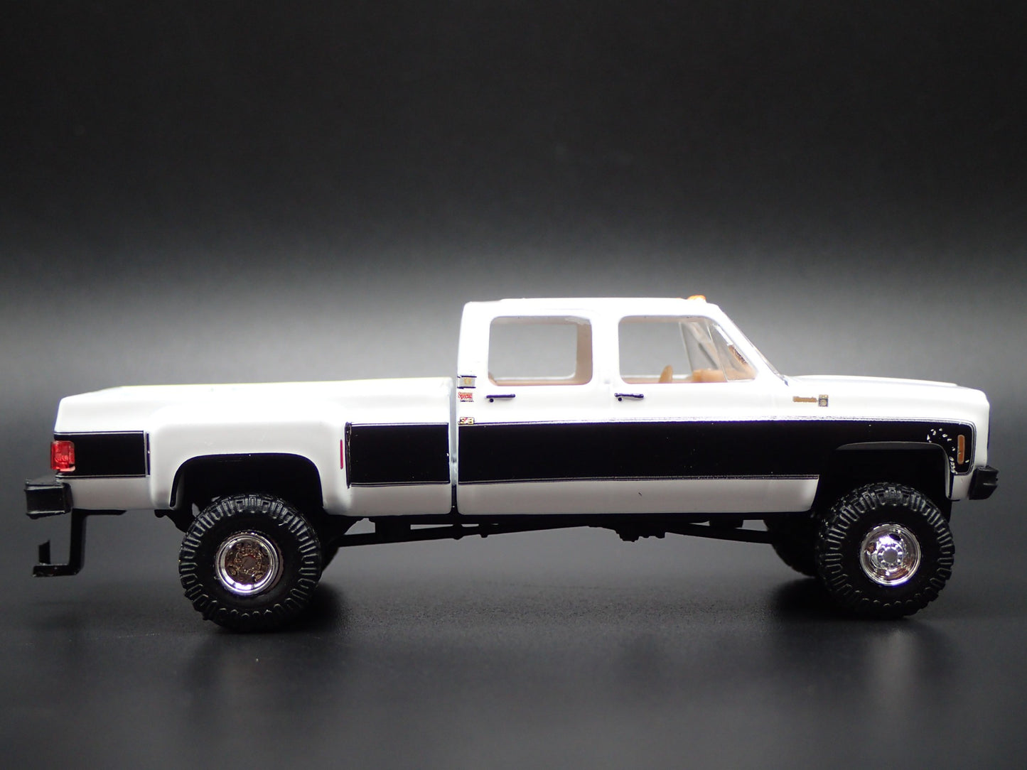 1975 75 CHEVY SILVERADO 30 DUALLY SQUAREBODY TRUCK 4X4 1/64 SCALE DIECAST MODEL
