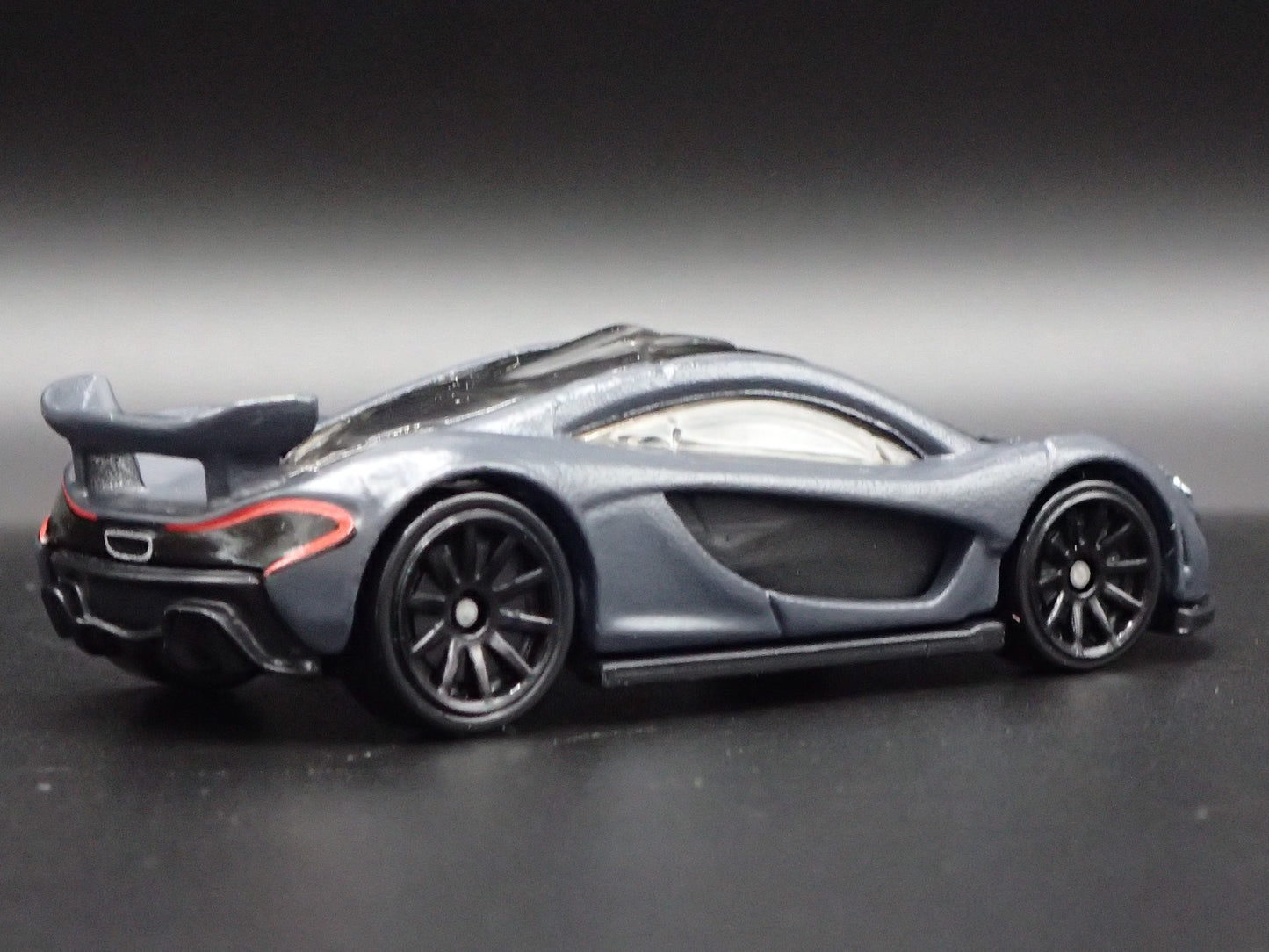 2013-2015 MCLAREN P1 SUPER CAR GRAY RARE 1:64 SCALE DIORAMA DIECAST MODEL CAR