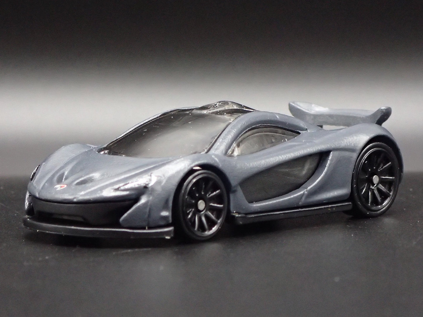 2013-2015 MCLAREN P1 SUPER CAR GRAY RARE 1:64 SCALE DIORAMA DIECAST MODEL CAR