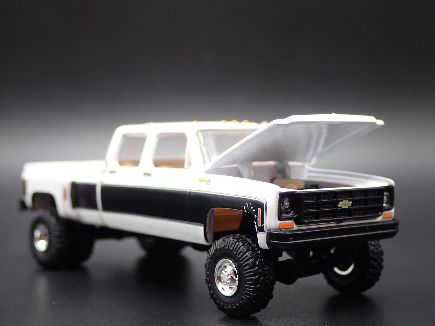 1975 75 CHEVY SILVERADO 30 DUALLY SQUAREBODY TRUCK 4X4 1/64 SCALE DIECAST MODEL