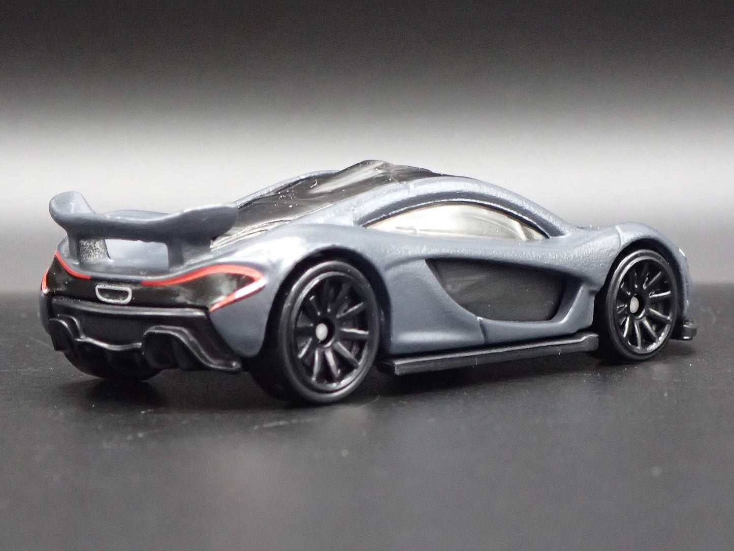 2013-2015 MCLAREN P1 SUPER CAR GRAY RARE 1:64 SCALE DIORAMA DIECAST MODEL CAR