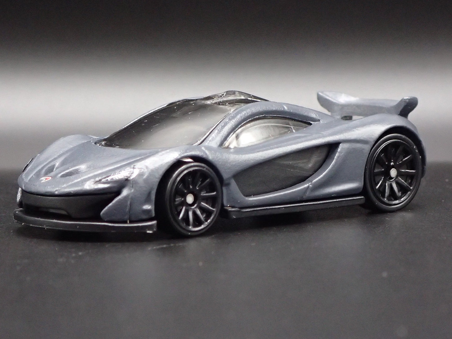 2013-2015 MCLAREN P1 SUPER CAR GRAY RARE 1:64 SCALE DIORAMA DIECAST MODEL CAR