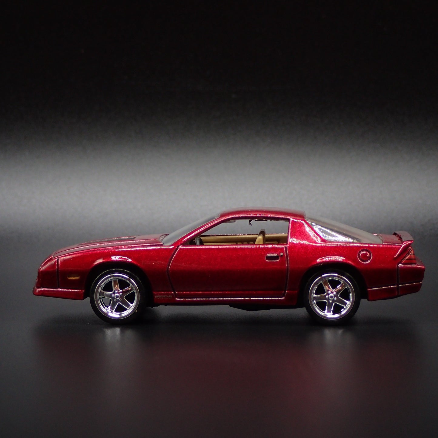 1989 89 CHEVY CHEVROLET CAMARO IROC-Z RARE 1:64 SCALE DIORAMA DIECAST MODEL CAR