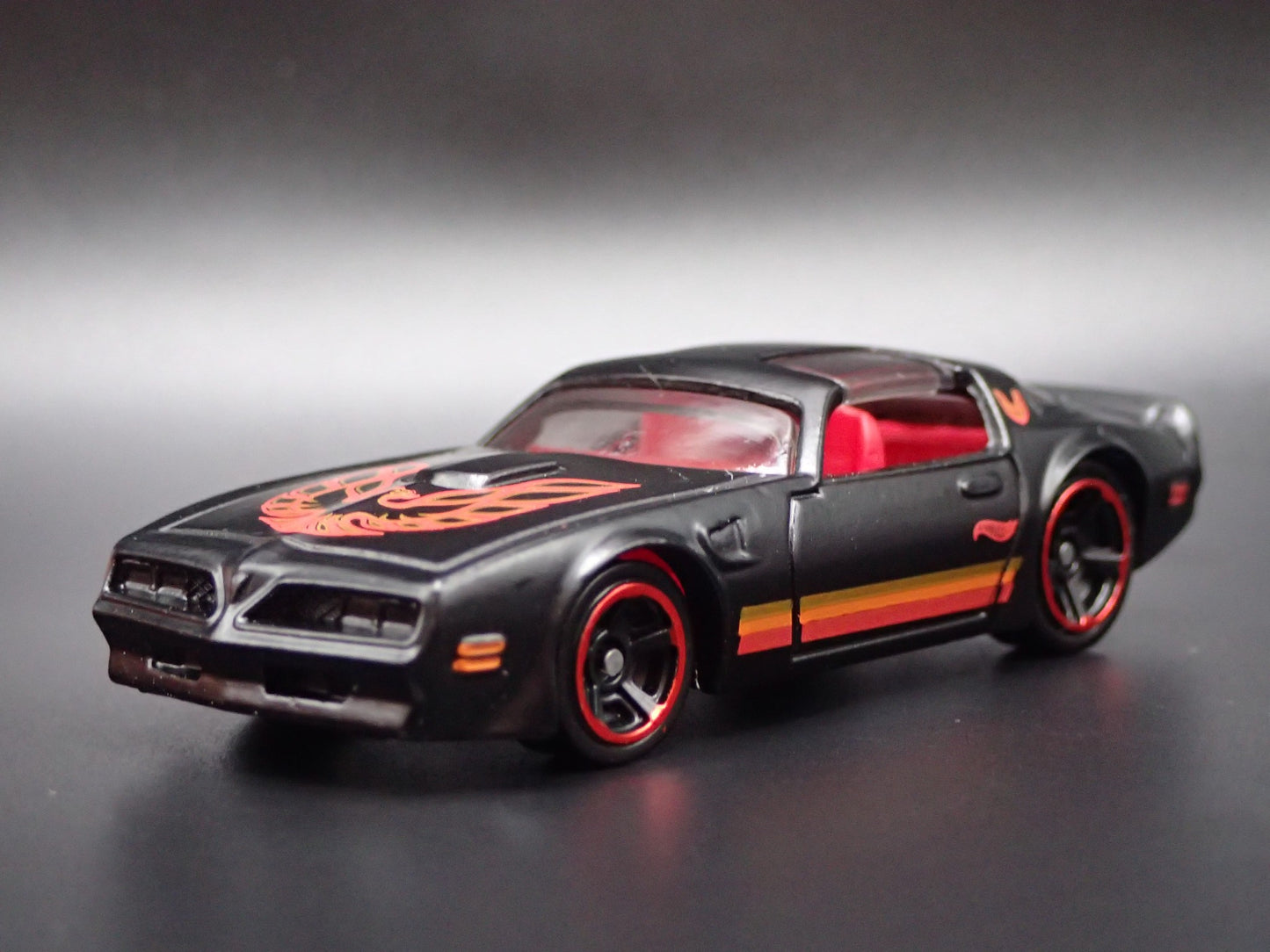 1977 77 PONTIAC FIREBIRD TA T/A 1:64 SCALE COLLECTIBLE DIORAMA DIECAST MODEL CAR