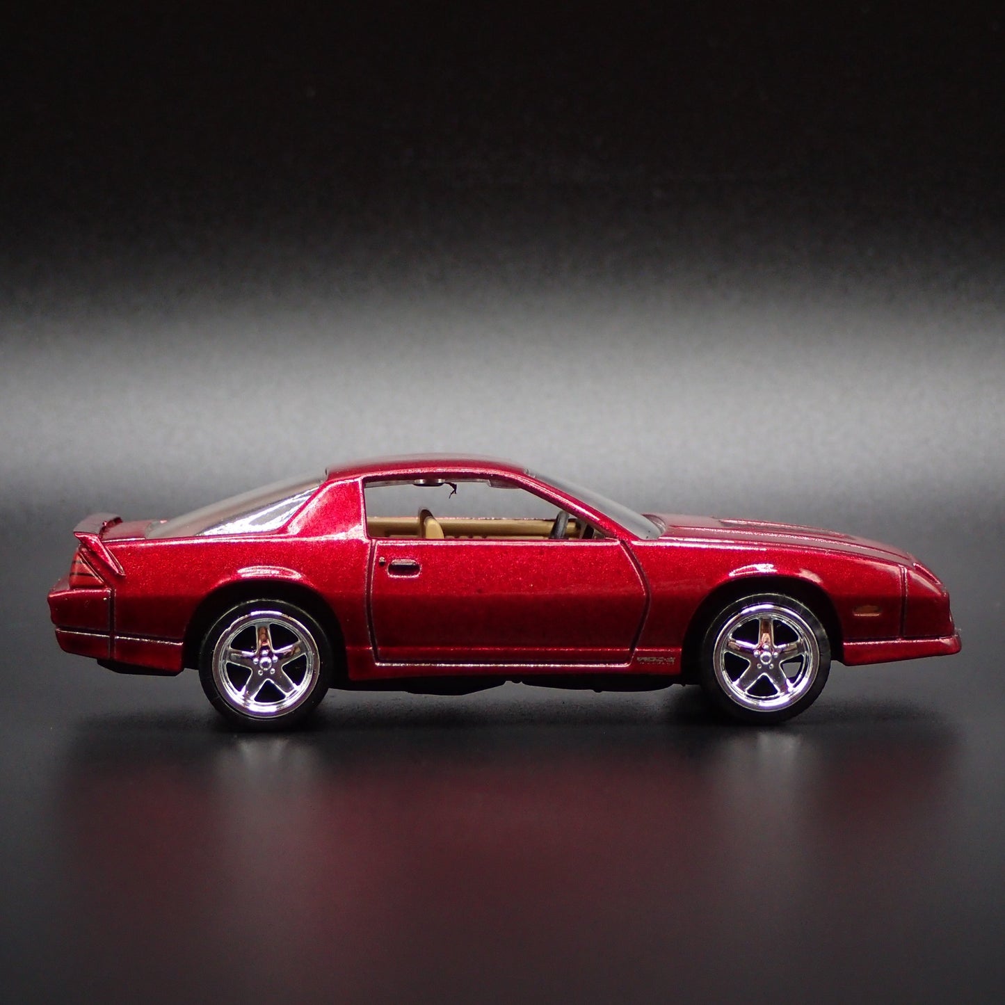 1989 89 CHEVY CHEVROLET CAMARO IROC-Z RARE 1:64 SCALE DIORAMA DIECAST MODEL CAR