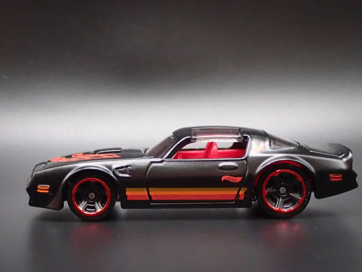 1977 77 PONTIAC FIREBIRD TA T/A 1:64 SCALE COLLECTIBLE DIORAMA DIECAST MODEL CAR