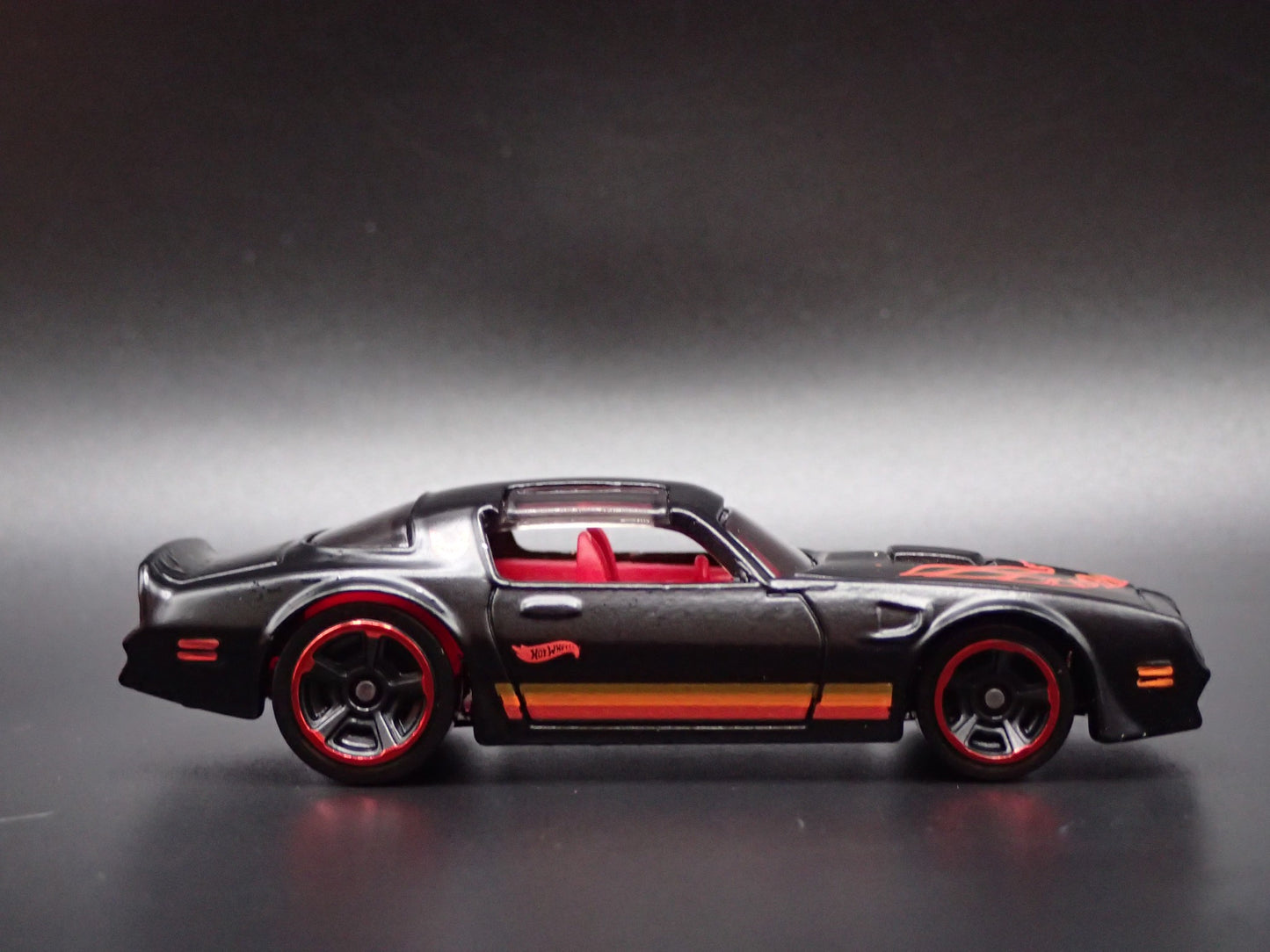 1977 77 PONTIAC FIREBIRD TA T/A 1:64 SCALE COLLECTIBLE DIORAMA DIECAST MODEL CAR