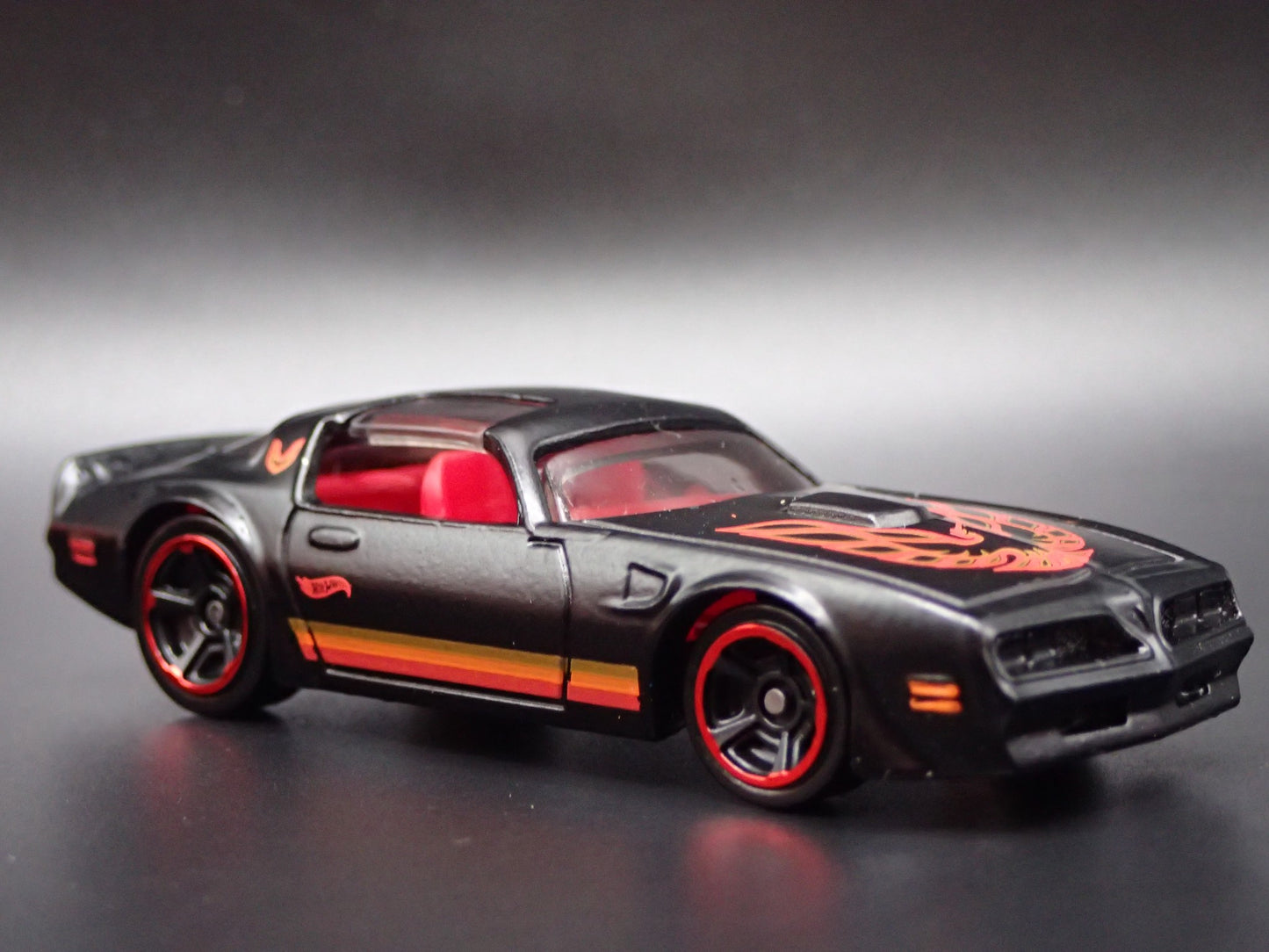 1977 77 PONTIAC FIREBIRD TA T/A 1:64 SCALE COLLECTIBLE DIORAMA DIECAST MODEL CAR