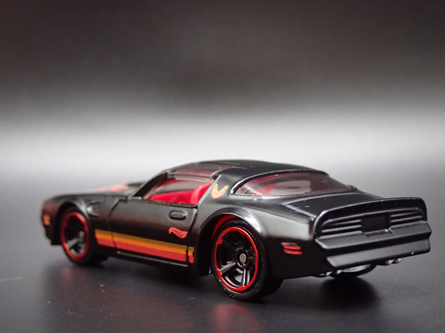 1977 77 PONTIAC FIREBIRD TA T/A 1:64 SCALE COLLECTIBLE DIORAMA DIECAST MODEL CAR