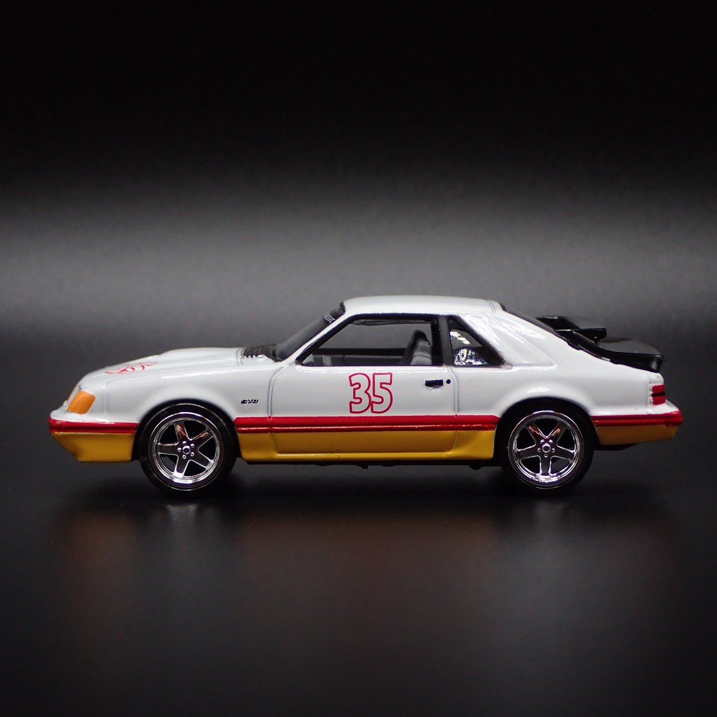 1986 86 FORD MUSTANG SVO FOX BODY WHITE 1:64 SCALE DIORAMA DIECAST MODEL CAR