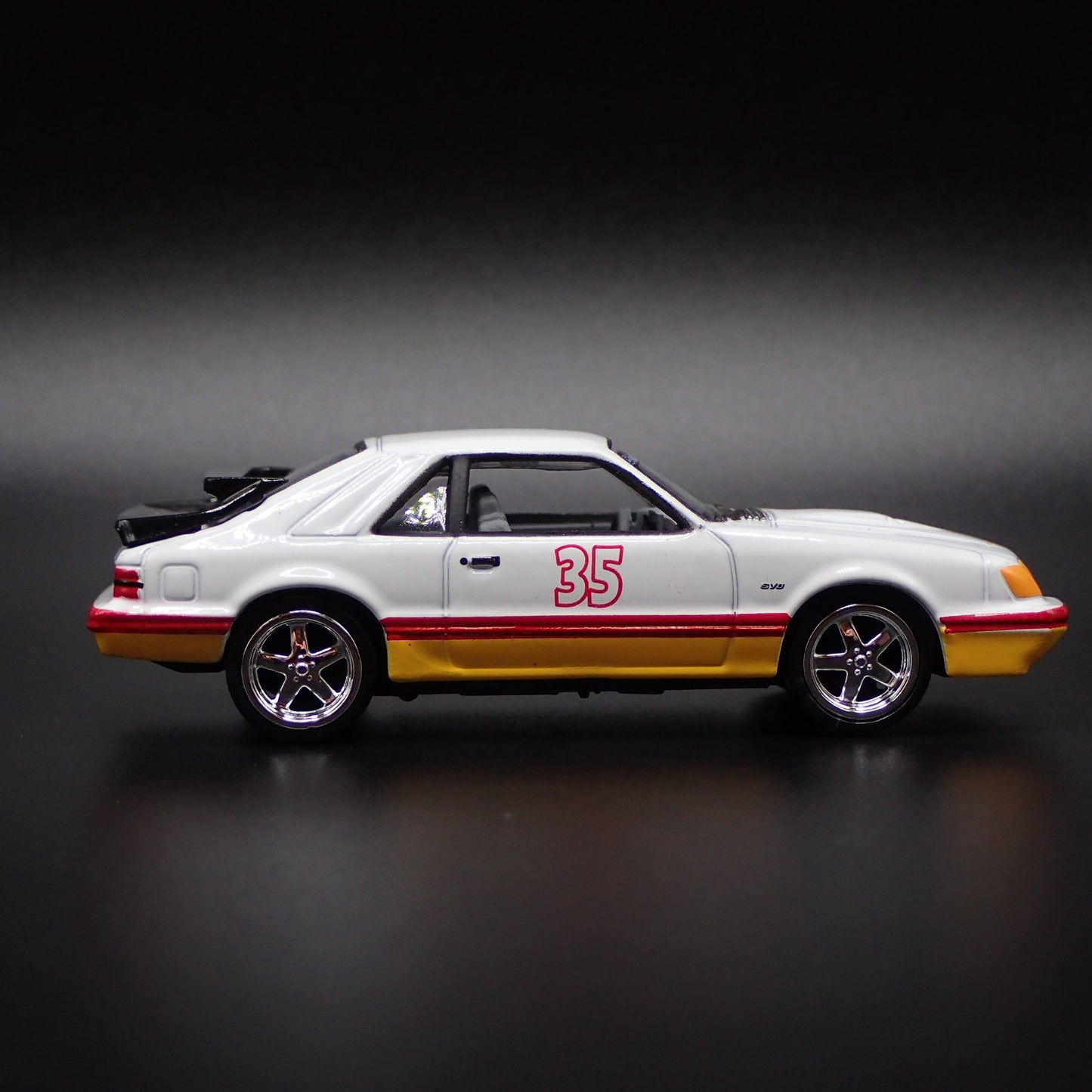 1986 86 FORD MUSTANG SVO FOX BODY WHITE 1:64 SCALE DIORAMA DIECAST MODEL CAR