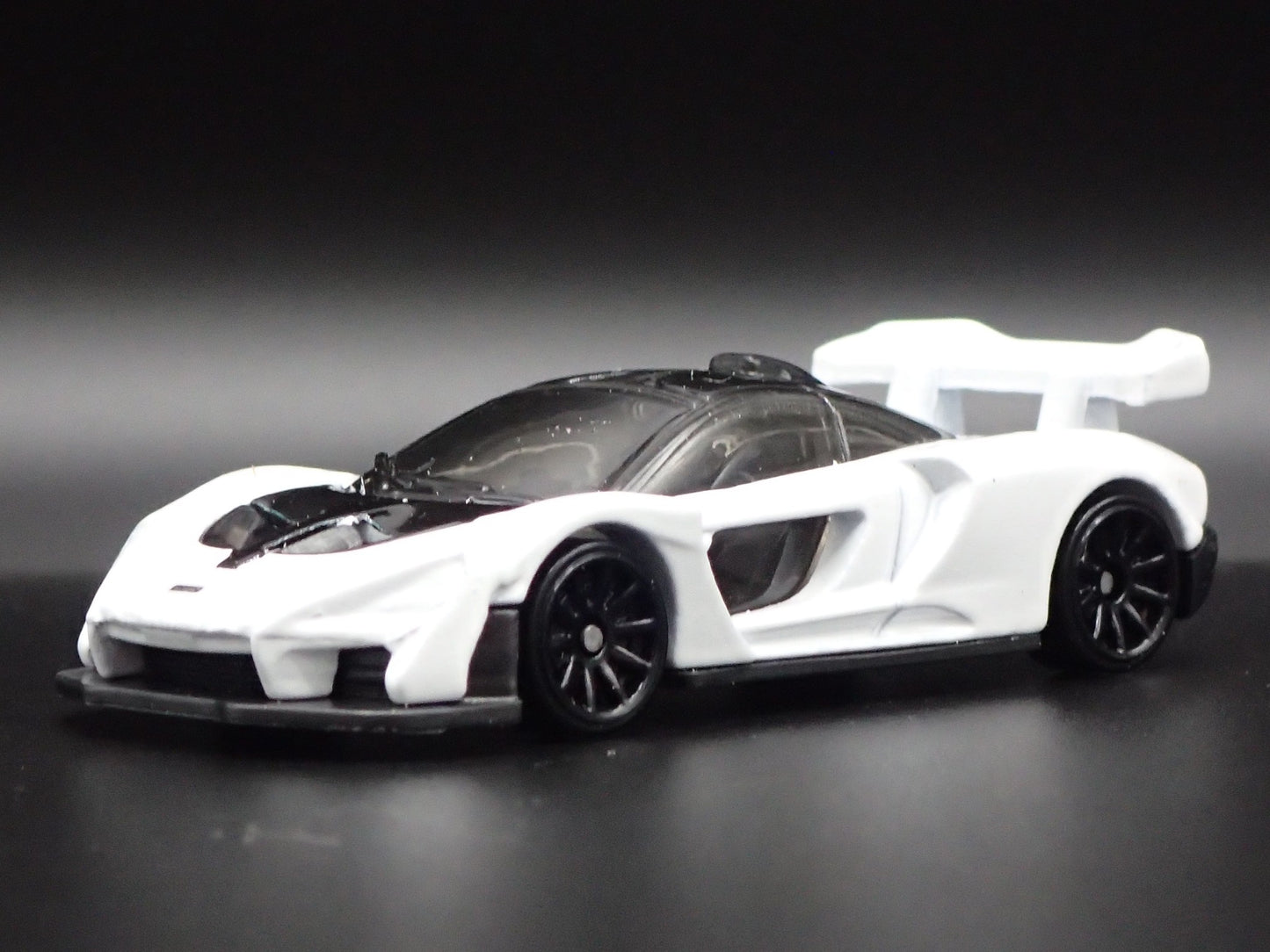 2018-2025 MCLAREN SENNA SUPER CAR WHITE 1:64 SCALE DIORAMA DIECAST MODEL CAR