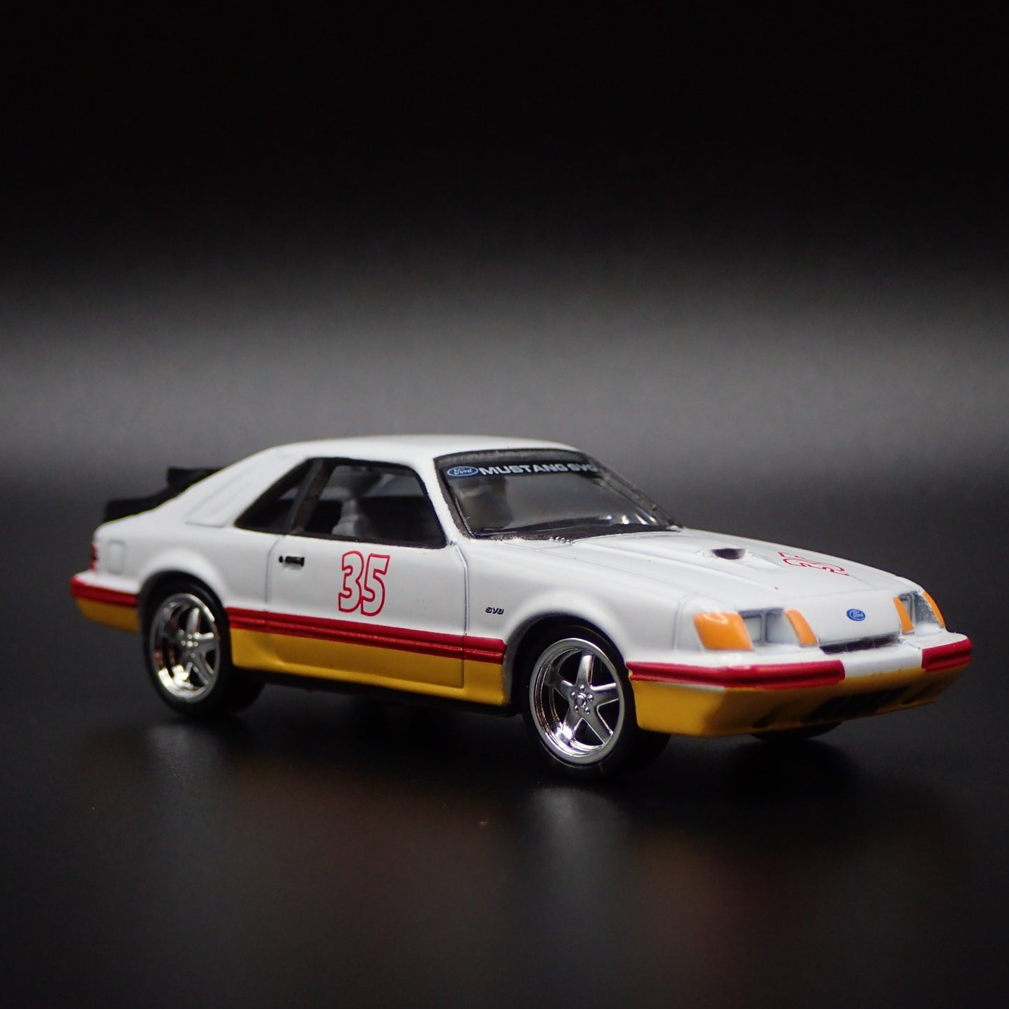 1986 86 FORD MUSTANG SVO FOX BODY WHITE 1:64 SCALE DIORAMA DIECAST MODEL CAR