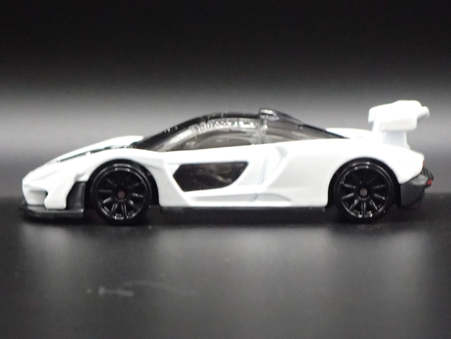 2018-2025 MCLAREN SENNA SUPER CAR WHITE 1:64 SCALE DIORAMA DIECAST MODEL CAR