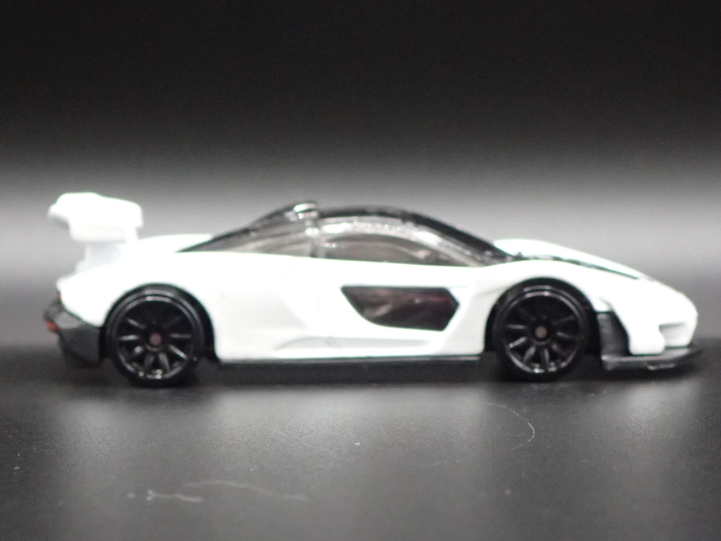 2018-2025 MCLAREN SENNA SUPER CAR WHITE 1:64 SCALE DIORAMA DIECAST MODEL CAR