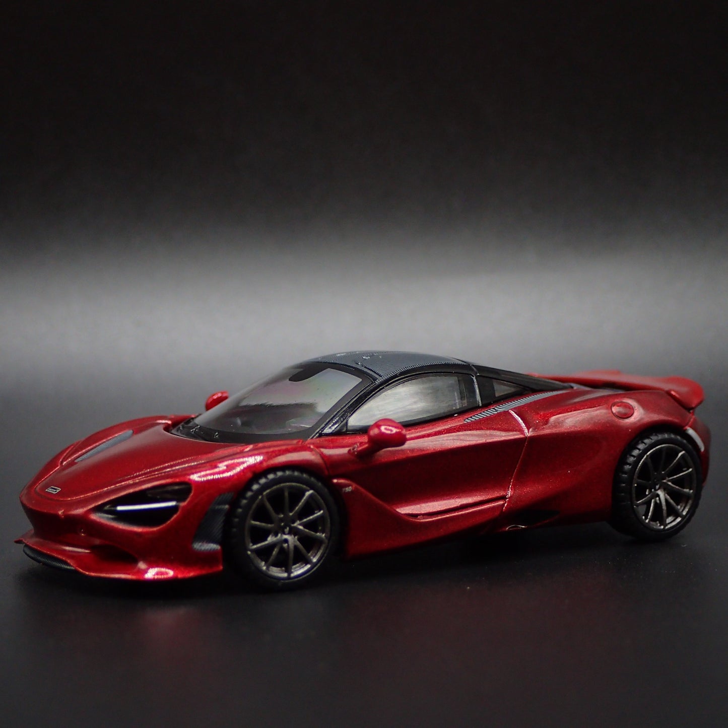 2023-2025 MCLAREN 750S SUPERCAR 1:64 SCALE COLLECTIBLE DIORAMA DIECAST MODEL CAR