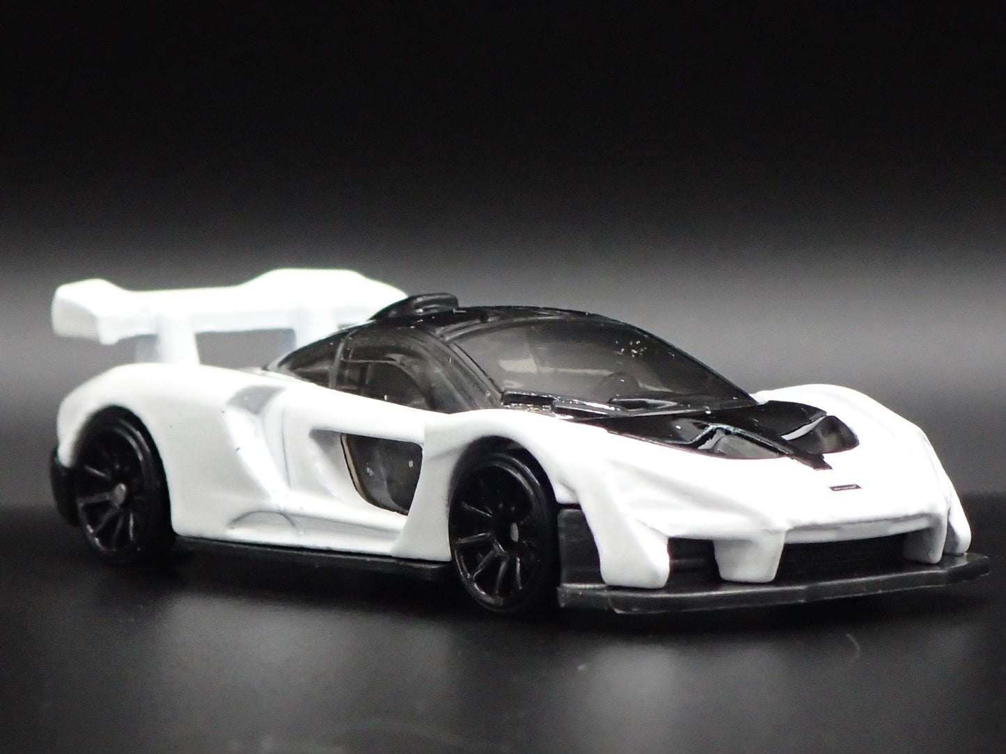 2018-2025 MCLAREN SENNA SUPER CAR WHITE 1:64 SCALE DIORAMA DIECAST MODEL CAR