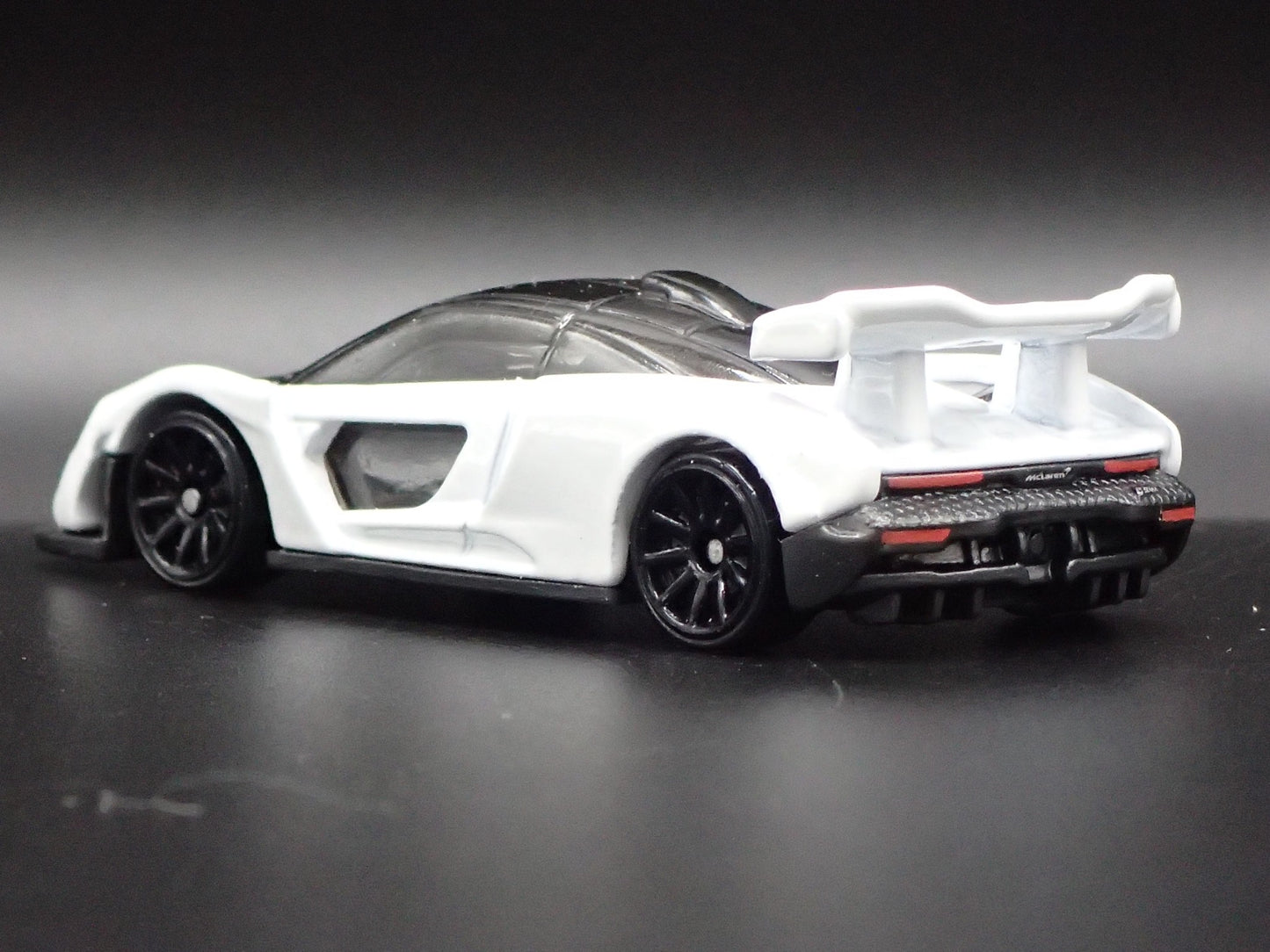2018-2025 MCLAREN SENNA SUPER CAR WHITE 1:64 SCALE DIORAMA DIECAST MODEL CAR