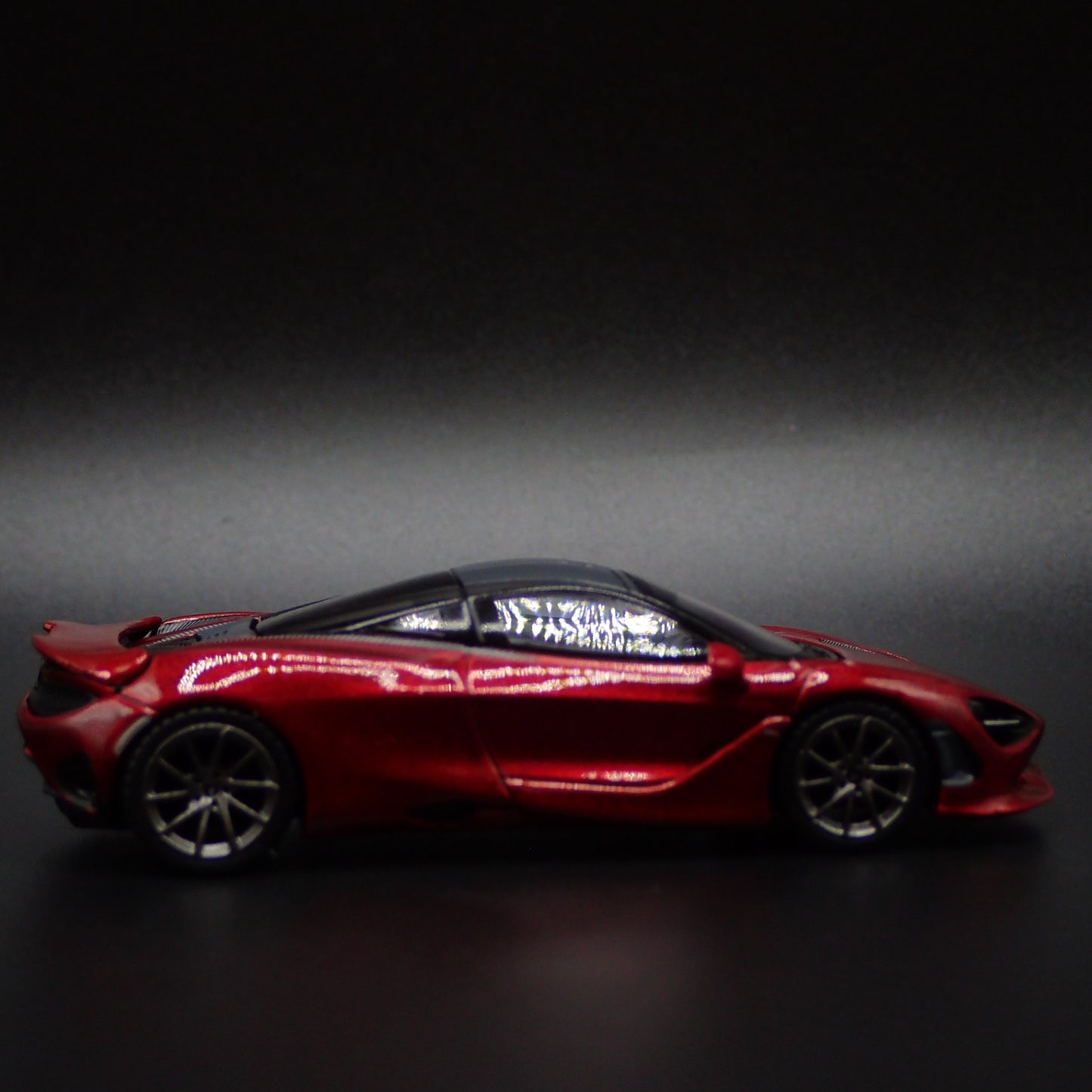 2023-2025 MCLAREN 750S SUPERCAR 1:64 SCALE COLLECTIBLE DIORAMA DIECAST MODEL CAR