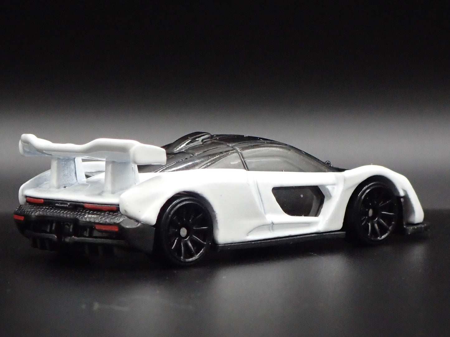 2018-2025 MCLAREN SENNA SUPER CAR WHITE 1:64 SCALE DIORAMA DIECAST MODEL CAR