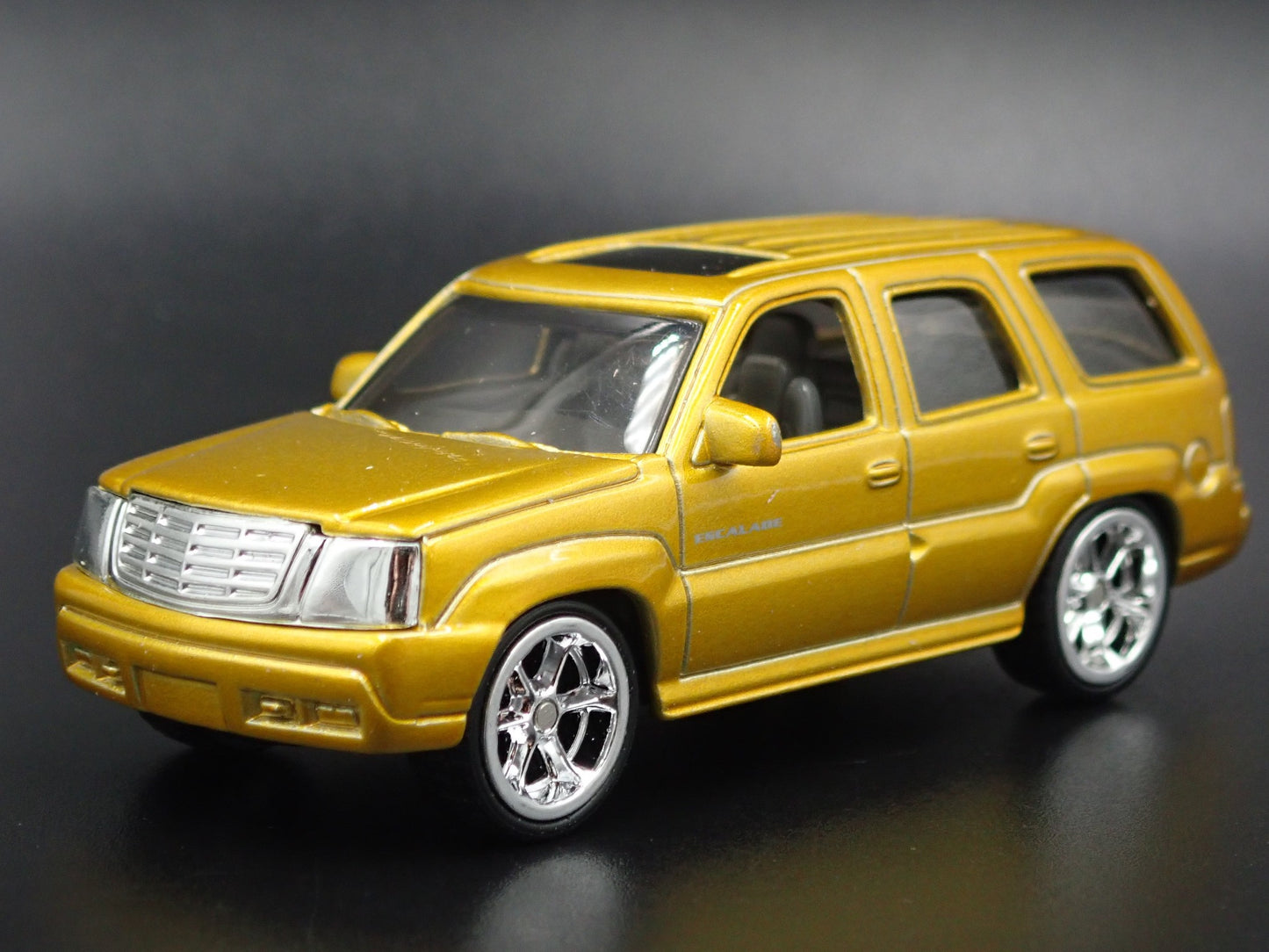 2002-2006 CADILLAC CADDY ESCALADE GOLD RARE 1:64 SCALE DIORAMA DIECAST MODEL CAR
