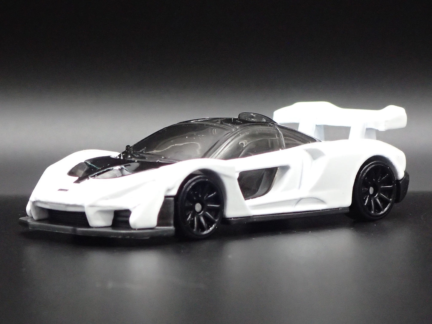 2018-2025 MCLAREN SENNA SUPER CAR WHITE 1:64 SCALE DIORAMA DIECAST MODEL CAR