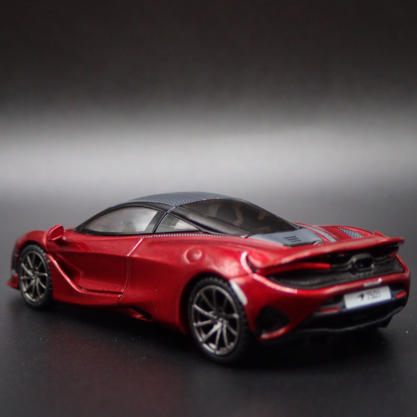 2023-2025 MCLAREN 750S SUPERCAR 1:64 SCALE COLLECTIBLE DIORAMA DIECAST MODEL CAR