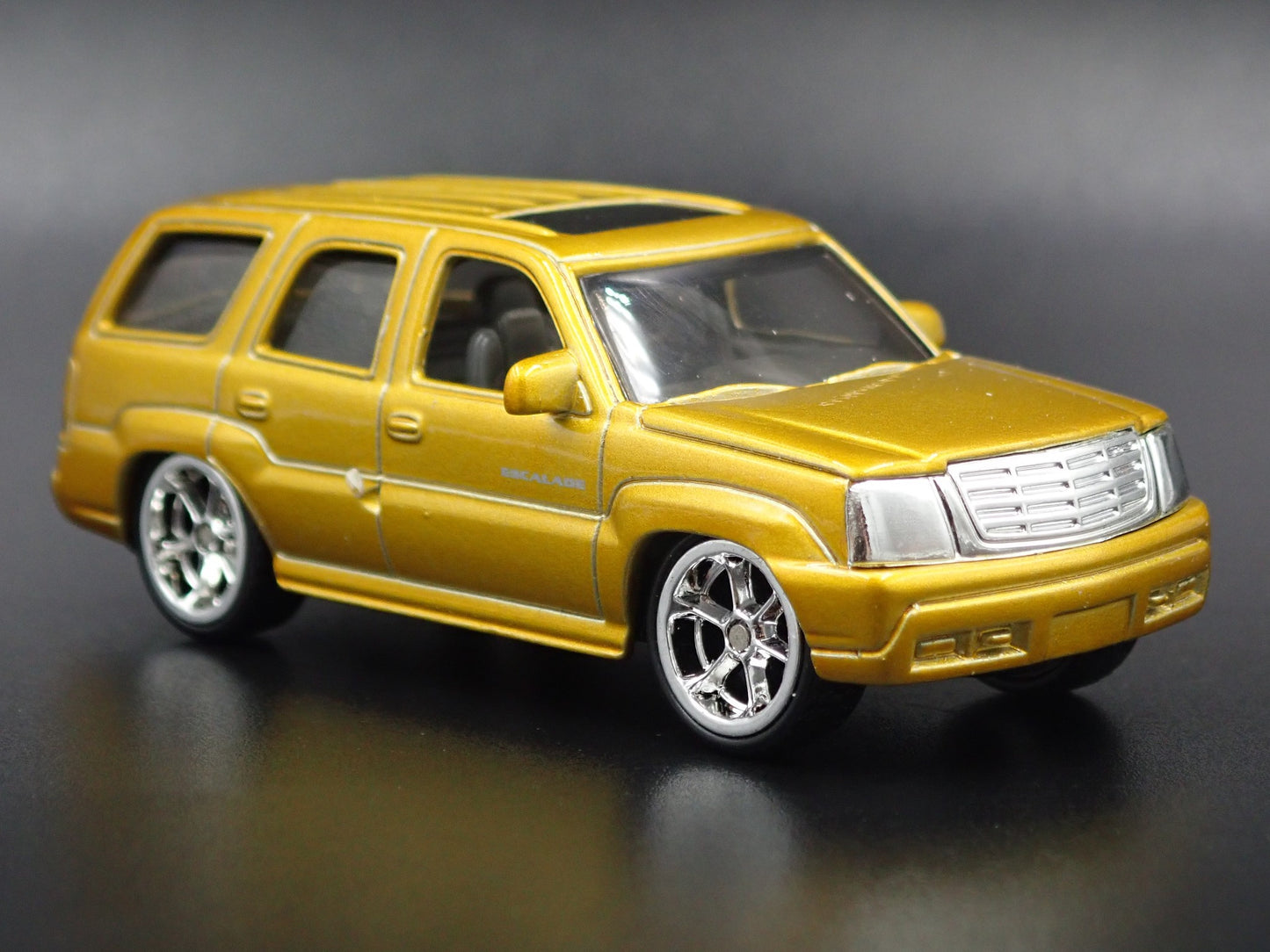 2002-2006 CADILLAC CADDY ESCALADE GOLD RARE 1:64 SCALE DIORAMA DIECAST MODEL CAR