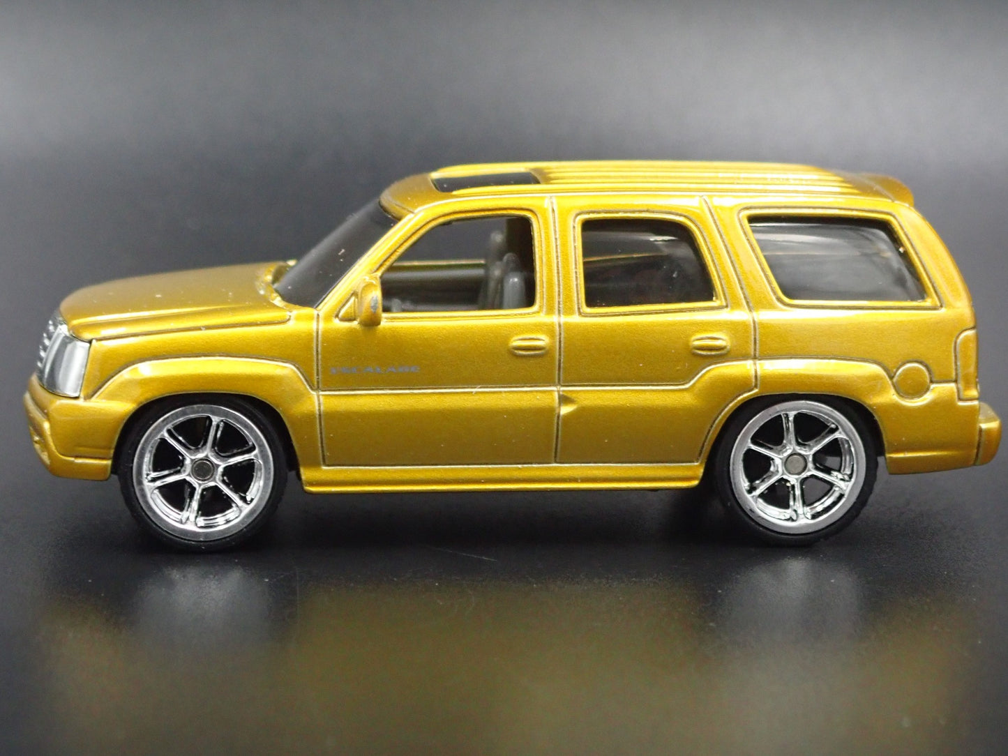 2002-2006 CADILLAC CADDY ESCALADE GOLD RARE 1:64 SCALE DIORAMA DIECAST MODEL CAR