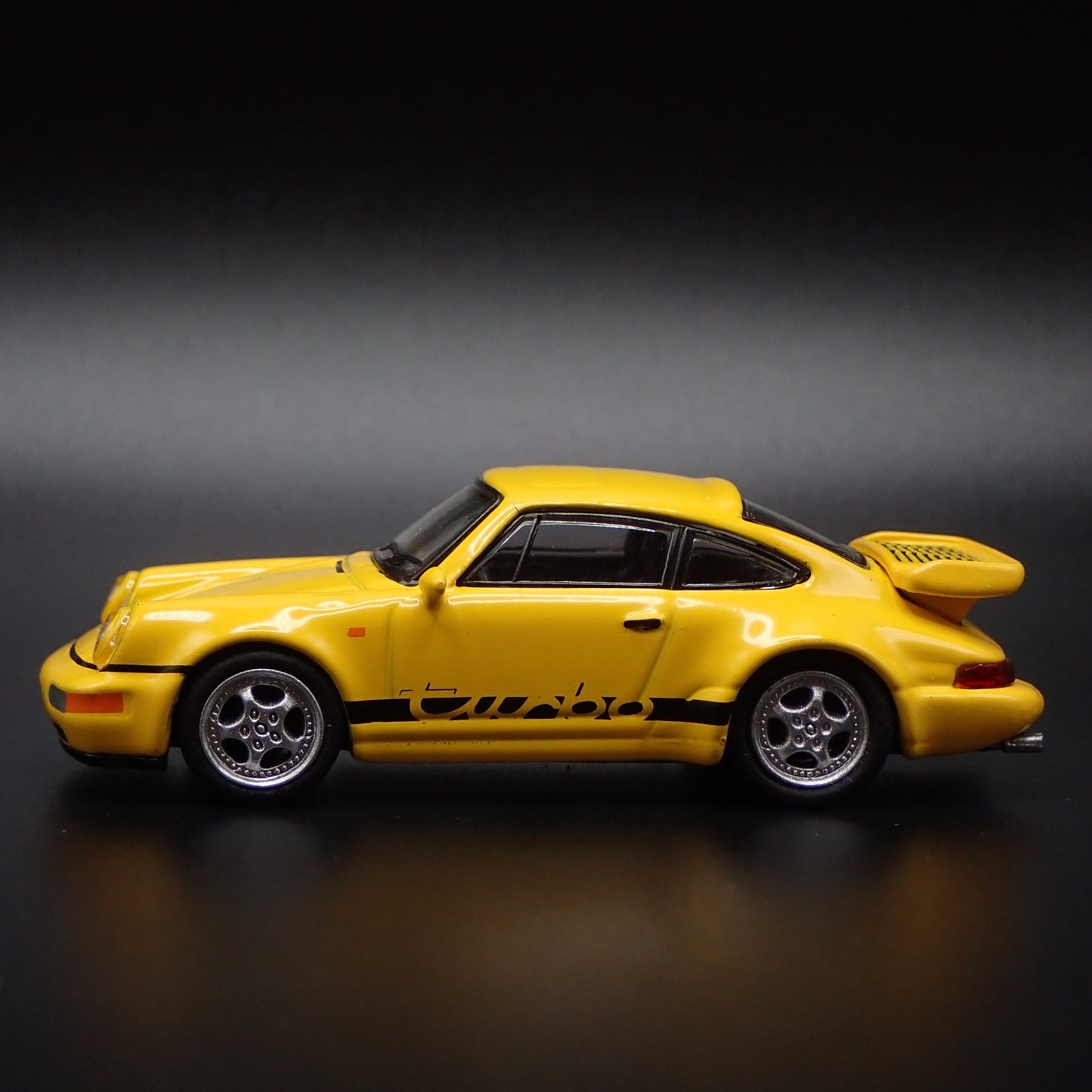 PORSCHE 911 TURBO YELLOW 1:64 SCALE COLLECTIBLE DIORAMA DIECAST MODEL CAR