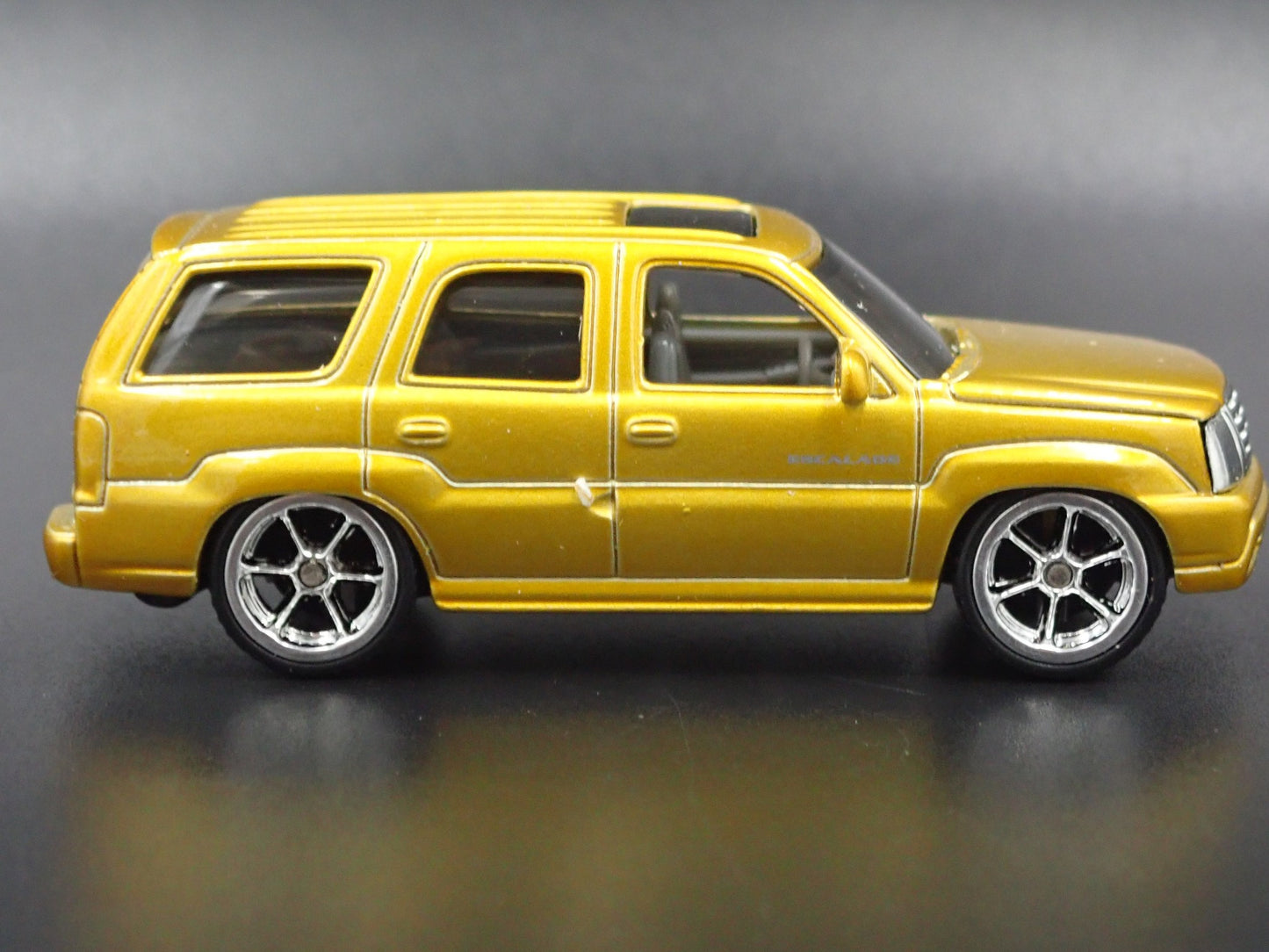 2002-2006 CADILLAC CADDY ESCALADE GOLD RARE 1:64 SCALE DIORAMA DIECAST MODEL CAR