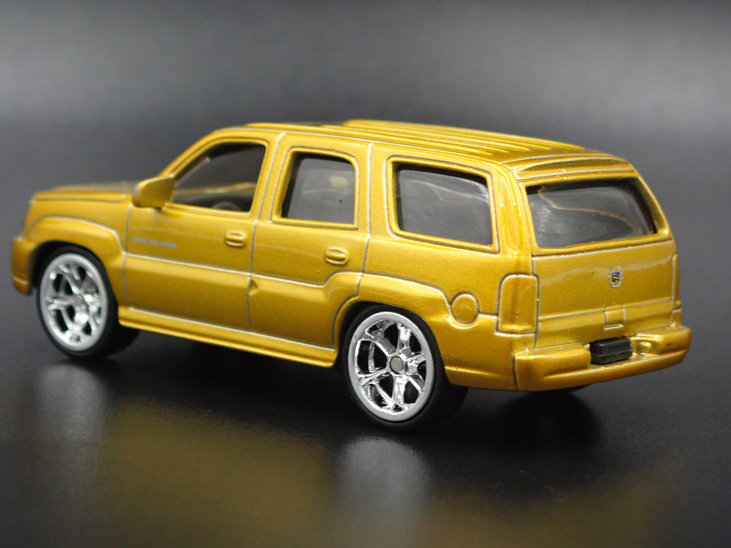 2002-2006 CADILLAC CADDY ESCALADE GOLD RARE 1:64 SCALE DIORAMA DIECAST MODEL CAR