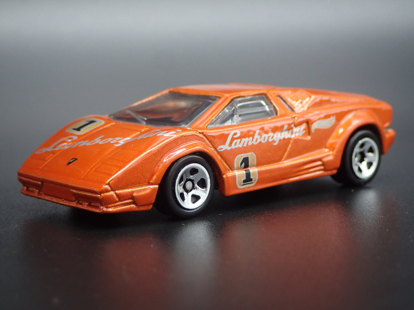 1974-1990 LAMBORGHINI COUNTACH 25TH ANNIVERSARY 1:64 SCALE DIECAST MODEL CAR