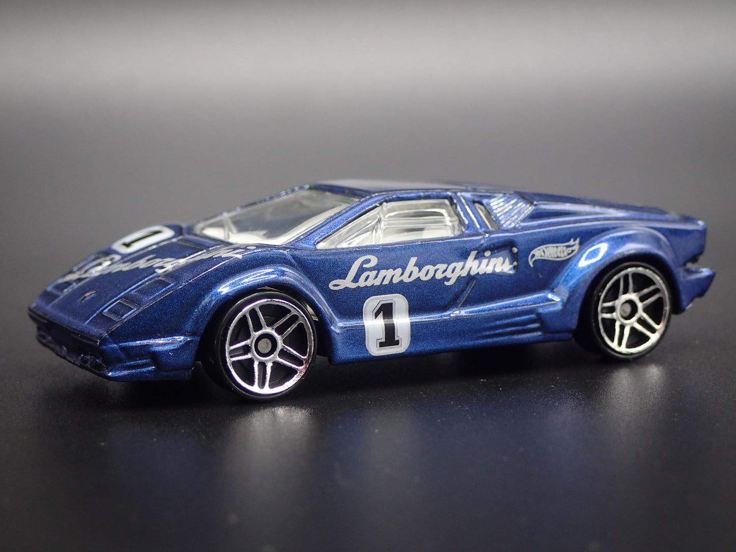 1974-1990 LAMBORGHINI COUNTACH 25TH ANNIVERSARY 1:64 SCALE DIECAST MODEL CAR