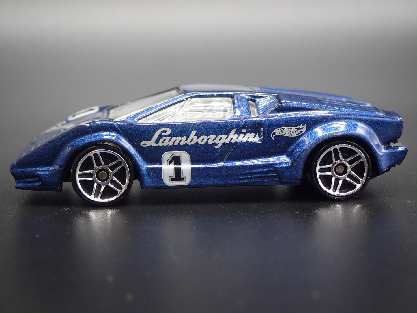 1974-1990 LAMBORGHINI COUNTACH 25TH ANNIVERSARY 1:64 SCALE DIECAST MODEL CAR