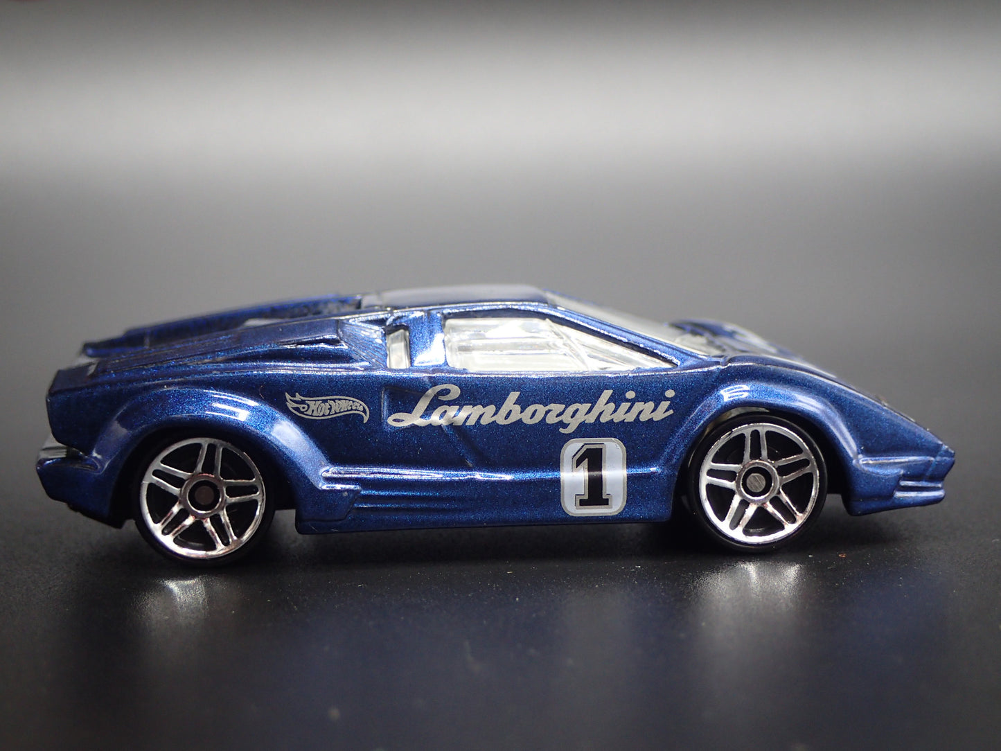 1974-1990 LAMBORGHINI COUNTACH 25TH ANNIVERSARY 1:64 SCALE DIECAST MODEL CAR