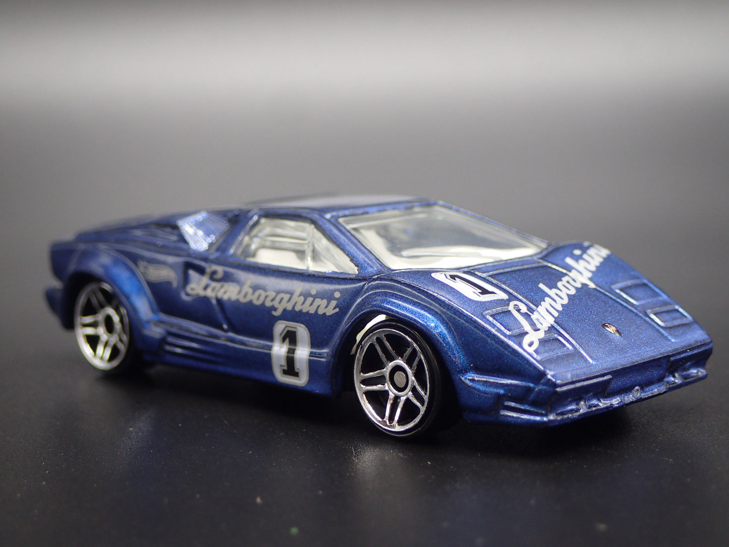 1974-1990 LAMBORGHINI COUNTACH 25TH ANNIVERSARY 1:64 SCALE DIECAST MODEL CAR