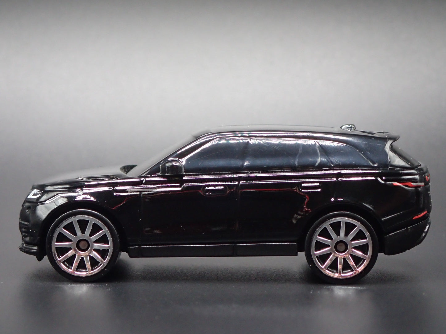 2017-2025 RANGE ROVER VELAR 1/64 SCALE COLLECTIBLE DIORAMA DIECAST MODEL CAR