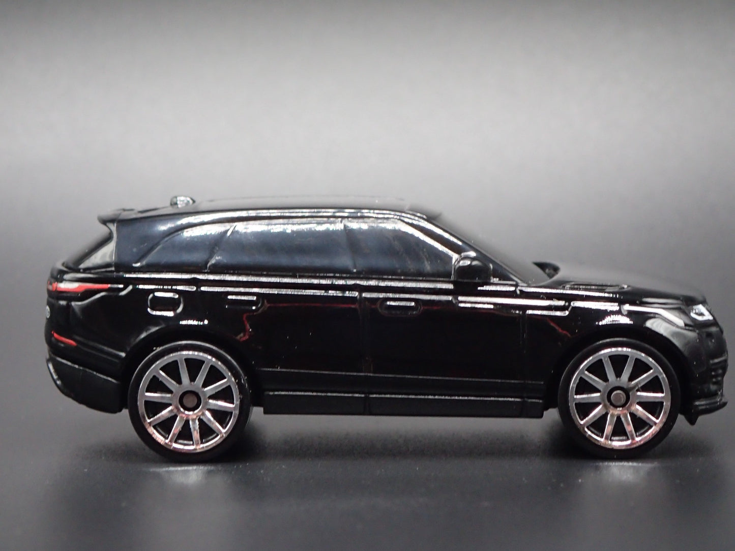 2017-2025 RANGE ROVER VELAR 1/64 SCALE COLLECTIBLE DIORAMA DIECAST MODEL CAR