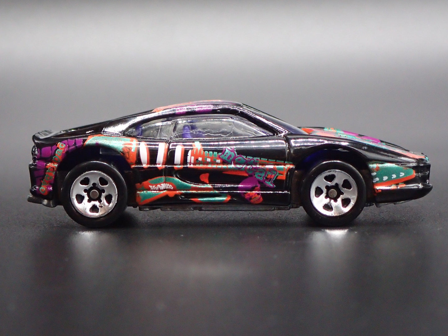 1994-1999 FERRARI 355 BLACK 1:64 SCALE COLLECTIBLE DIORAMA DIECAST MODEL CAR