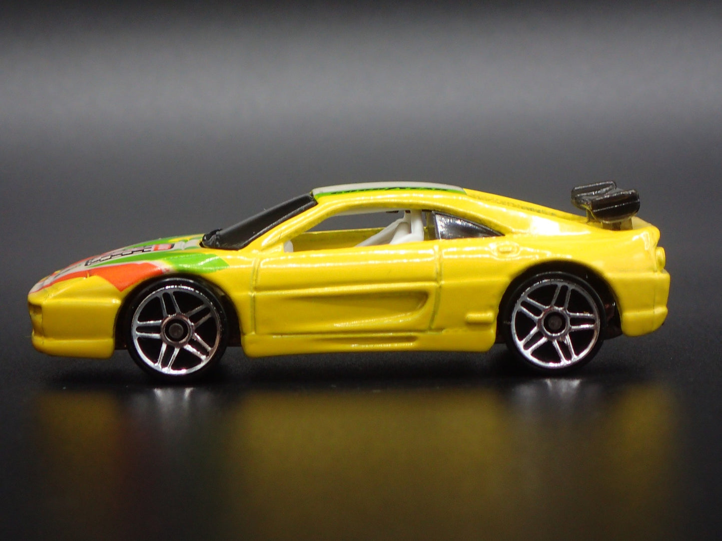 1995-1999 FERRARI F355 CHALLENGE RACE CAR 1:64 SCALE DIORAMA DIECAST MODEL CAR