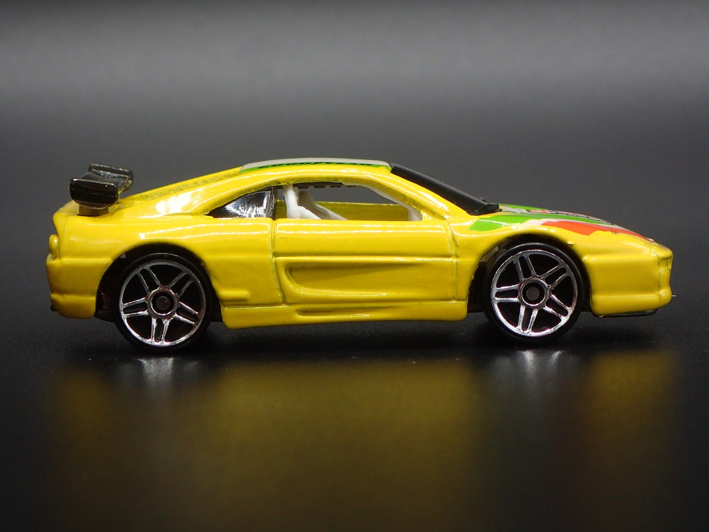 1995-1999 FERRARI F355 CHALLENGE RACE CAR 1:64 SCALE DIORAMA DIECAST MODEL CAR