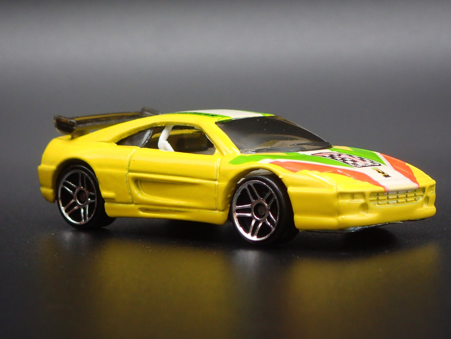 1995-1999 FERRARI F355 CHALLENGE RACE CAR 1:64 SCALE DIORAMA DIECAST MODEL CAR